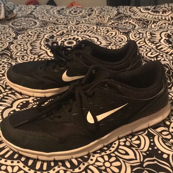 Lightly used. Size 9 Black Nike shoes - Picture 1 of 2